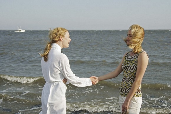 Emily Thorne et Lydia Davis se rencontrent sur la plage