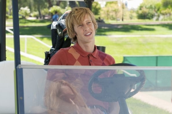 Nolan dans un caddie de golf