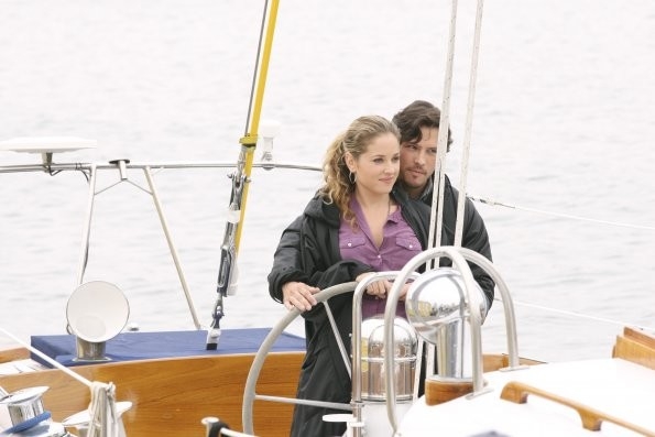 Amanda et Jack manœuvrent le bateau