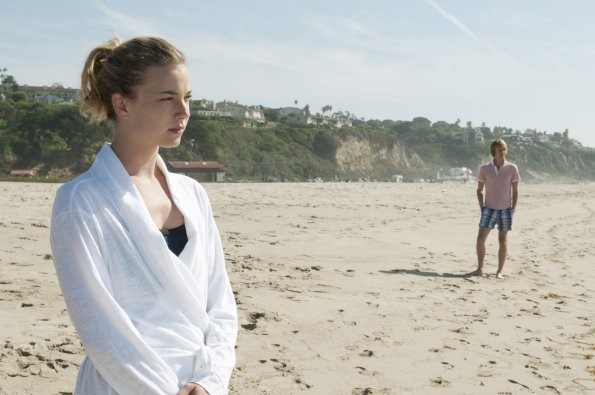 Nolan rejoint Emily sur la plage