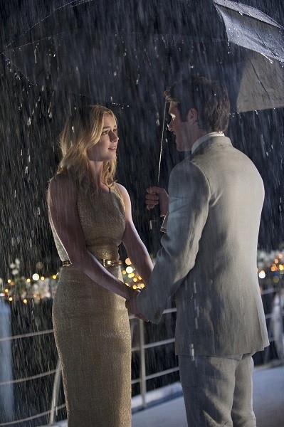 Moment sous la pluie pour Daniel et Emily