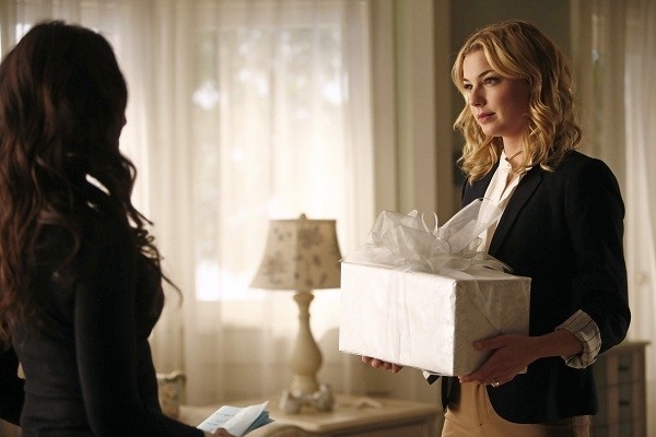 Victoria offre un cadeau à Emily