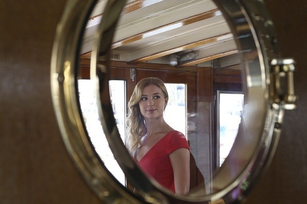 Emily Thorne sur le bateau des Grayson