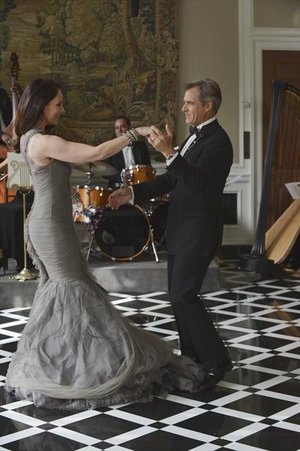 Conrad et Victoria dansent à leur mariage