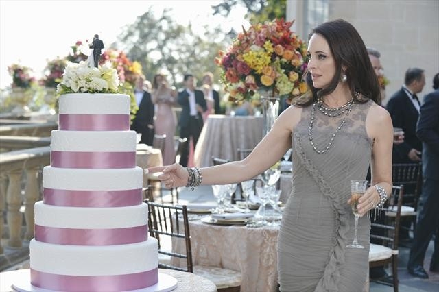 Victoria admire le gâteau de mariage