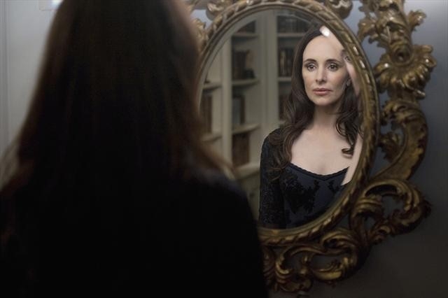 Victoria Grayson s'admire dans le miroir