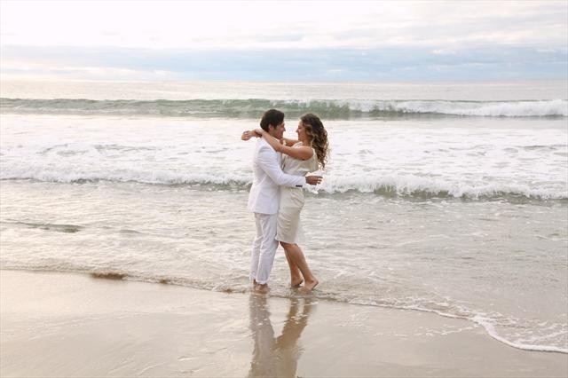 Balade pour les mariés au bord de la plage