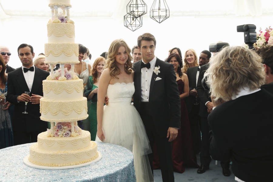Les jeunes mariés, Daniel et Emily devant le gâteau de mariage