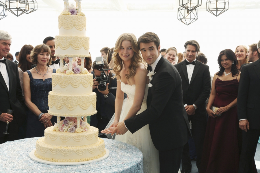 Photo des mariés, Emily et Daniel avec le gâteau