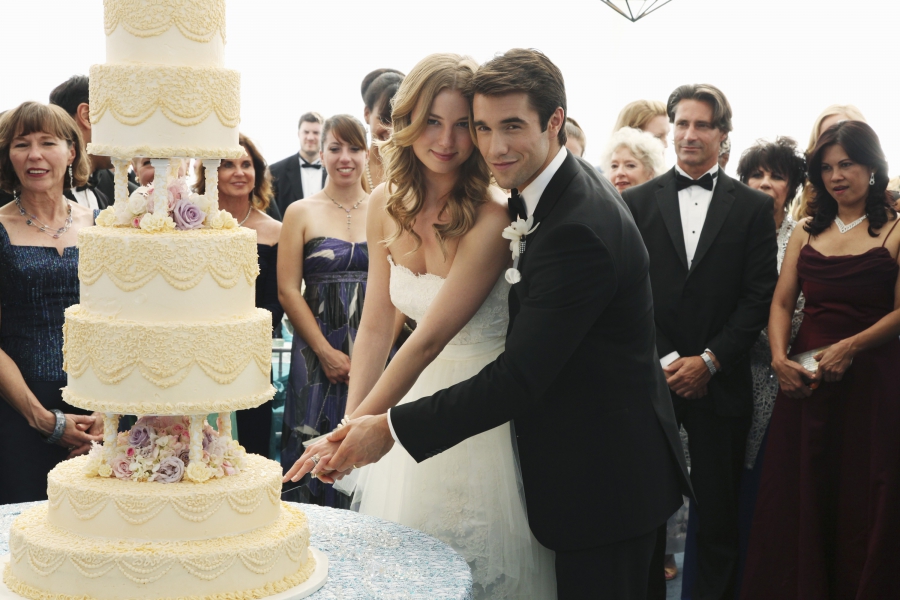 Daniel et Emily avec leur gâteau de mariage