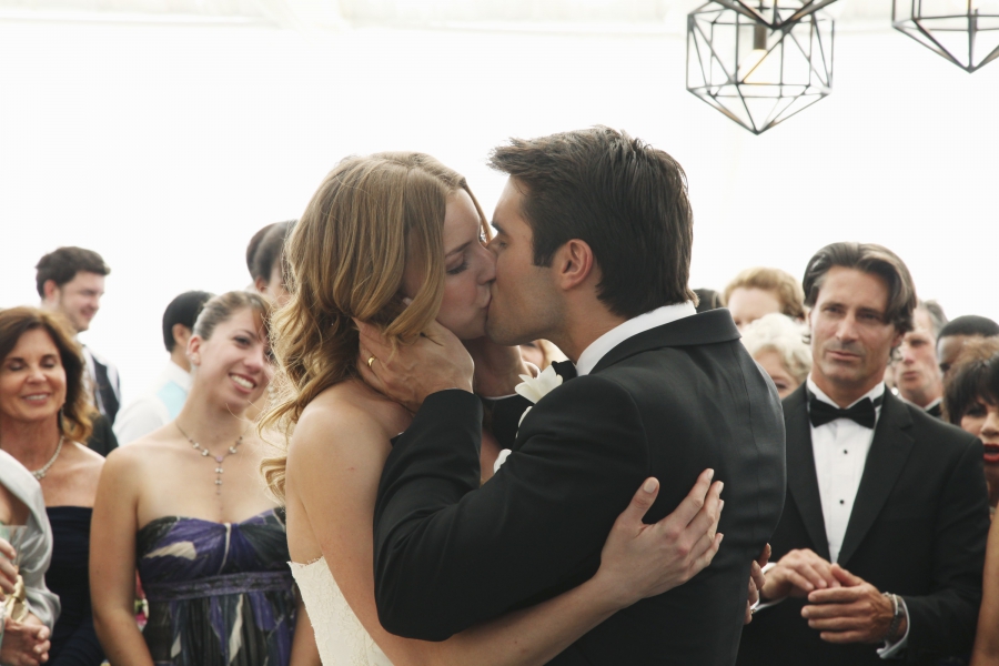 les jeunes mariés, Daniel et Emily s'embrassent
