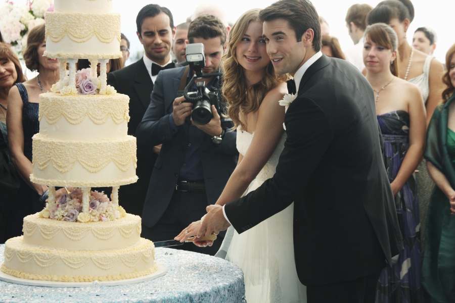 Daniel et Emily avec leur gâteau de mariage
