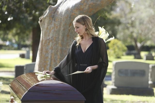 Emily fait ses derniers adieux à Amanda Clarke
