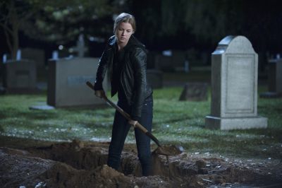 Emily creuse une tombe