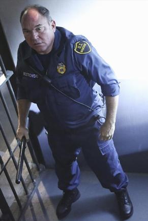 Officier Jim Mostrowski (Wade Williams)